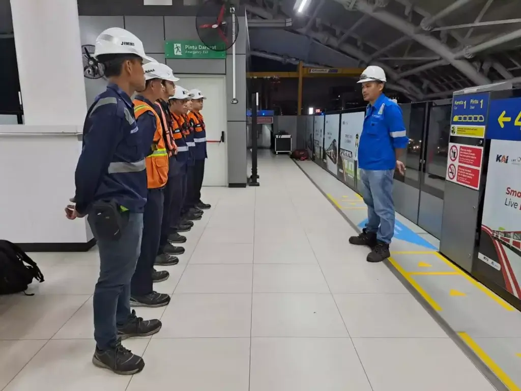 tim electromech di layanan crane pabrik dan crane bangunan