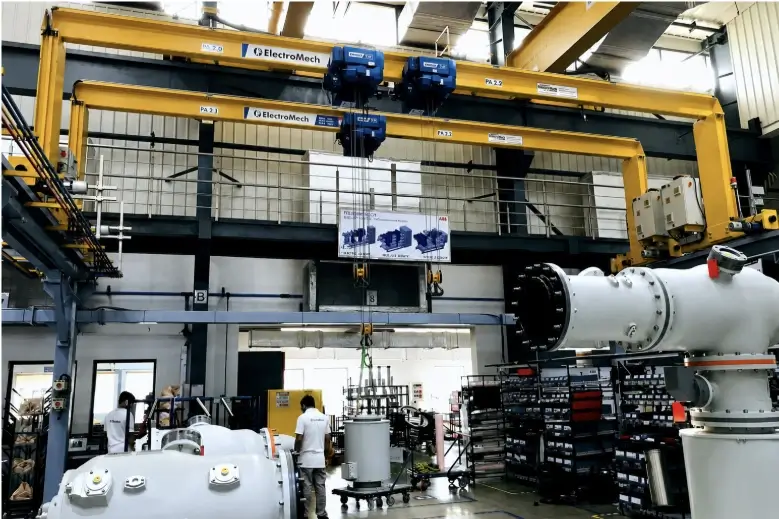 Overhead crane ElectroMech dengan beberapa electric hoist untuk material handling dan positioning equipment di area produksi
