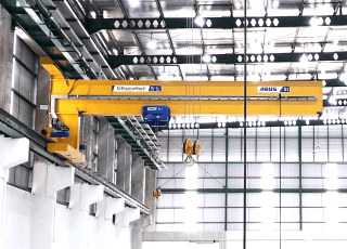 Wall travelling crane kompak untuk assembly line dengan operasi di bawah overhead crane utama