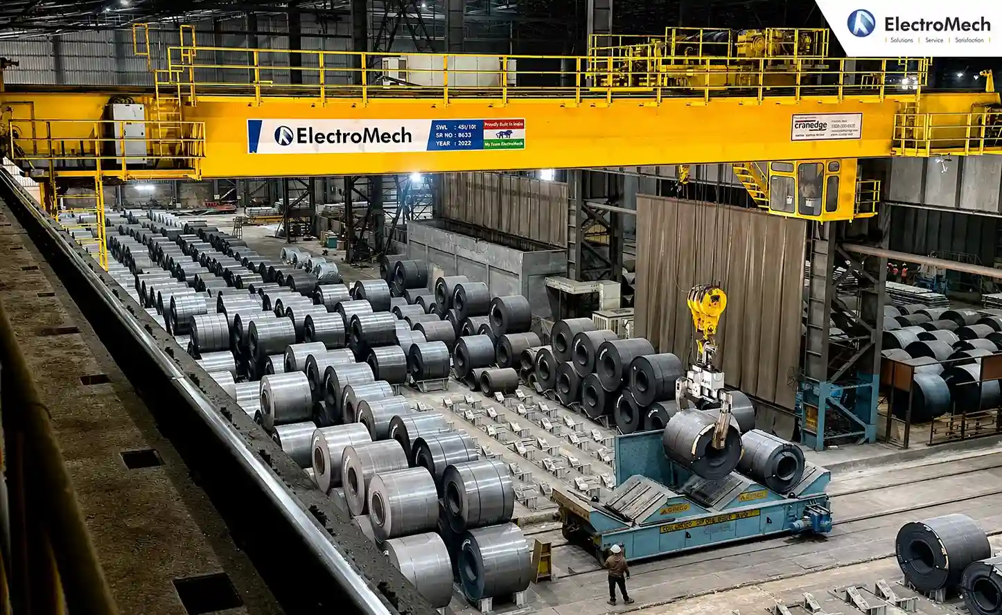 Overhead crane industri dengan hoist untuk pengangkatan coil baja di fasilitas manufaktur