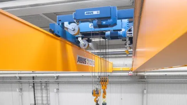 ABUS wire rope hoist pada overhead crane double girder di fasilitas industri