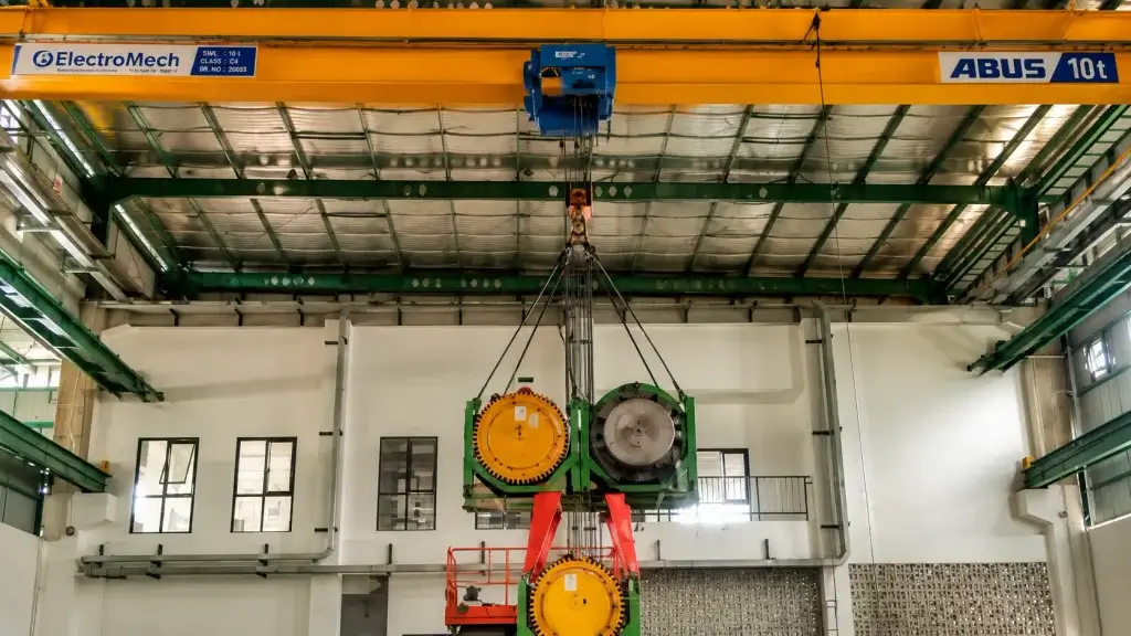 Kenali komponen hoist crane seperti motor, brake, wire rope, drum, dan trolley serta fungsi, risiko, inspeksi, maintenance, dan procurement industri.