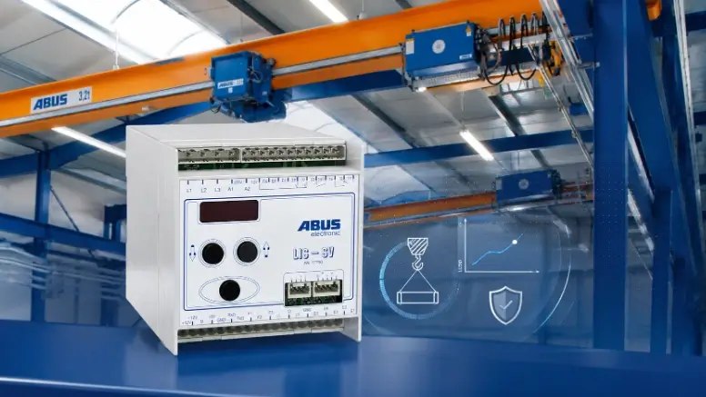 Modul pengukur beban elektronik ABUS LIS-SV untuk sistem overload protection, dengan latar belakang overhead crane ABUS berwarna oranye di dalam area industri serta ikon grafis perlindungan keamanan beban.