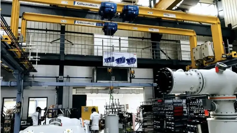 Overhead crane ElectroMech dengan beberapa electric hoist untuk material handling dan positioning equipment di area produksi
